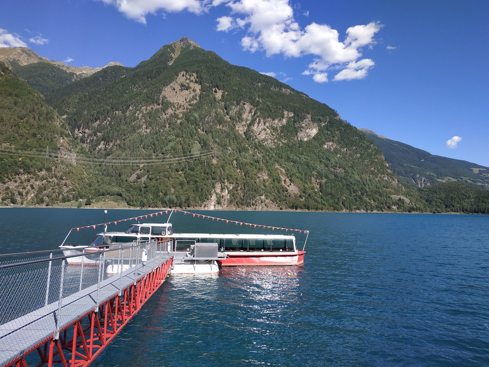 La Sassalbo - barca che naviga sul lago di Poschiavo